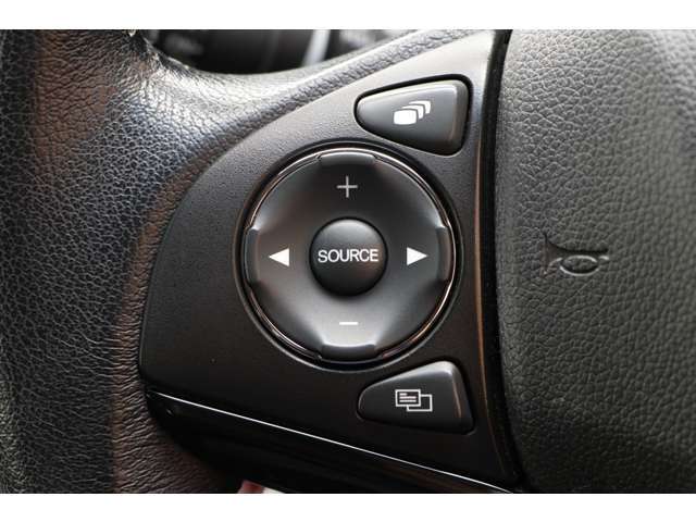 ハンドル左部分でオーディオ操作が可能。そのため、運転中でも目線をずらさずに安全運転♪