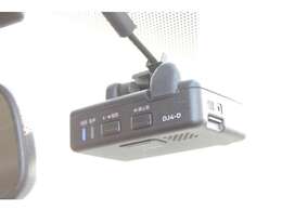 ドライブレコーダーを装備。万一のトラブルや予期せぬ事故が起こったときの事故原因解明や、スムースな事故処理等に役立ちます。