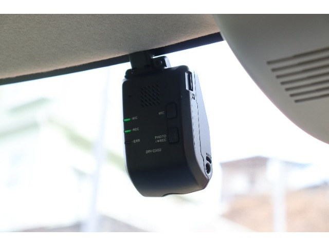 純正のフロントドライブレコーダーを装備！スマートフォン連動タイプ、駐車時録画機能も付いていて安心ですね。