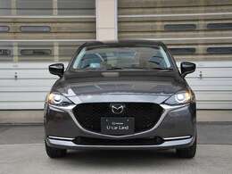 令和4年式MAZDA2ブラックトーンエディションは、マシーングレーが映える洗練されたコンパクト。ブラックパーツが個性を際立たせ、質感高い内装も魅力。6ATで意のままに操る走りが、日常を特別なものに変えます。