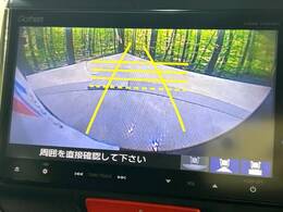 【バックカメラ】駐車時に後方がリアルタイム映像で確認できます。大型商業施設や立体駐車場での駐車時や、夜間のバック時に大活躍！運転スキルに関わらず、今や必須となった装備のひとつです！