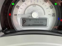 メーターパネル内の液晶ディスプレイにはシフトレバー位置や燃料残量計、走行距離などを表示！