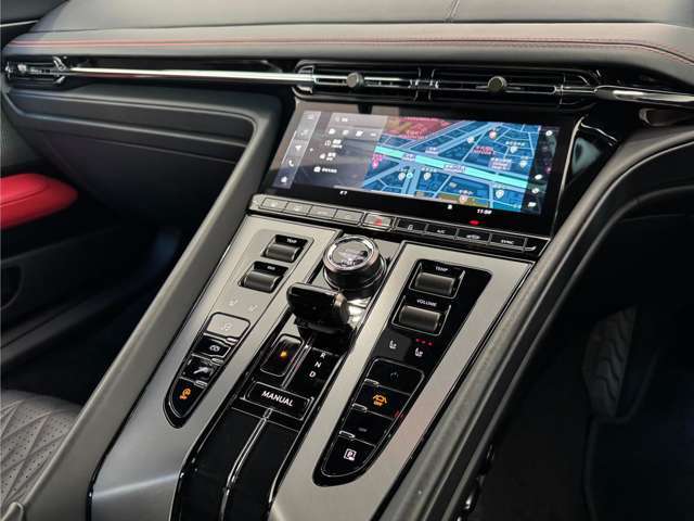 ナビ画面はタッチパネル。運転中に押すことが多い機能は敢えて物理スイッチとなっております。
