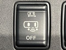 【ハンズフリー機能付き両側パワースライドドア】スライドドアの下に足先を入れてすぐ引くと、自動的にスライドドアが開閉します！荷物で両手がふさがった状態でも、ドアの開閉ができてとっても便利！