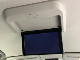 【フリップダウンモニター】大画面モニターで後席でもエンタメをお楽しみいただけます。小さなお子様にも大人気の装備です♪