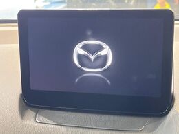 【純正ナビ】人気の純正ナビを装備しております。ナビの使いやすさはもちろん、オーディオ機能も充実！キャンプや旅行はもちろん、通勤や買い物など普段のドライブも楽しくなるはず♪