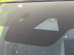 【スマートブレーキサポート】走行中に前方の車両等を認識し、衝突しそうな時は警報とブレーキで衝突回避と被害軽減をアシスト。より安全にドライブをお楽しみいただけます。