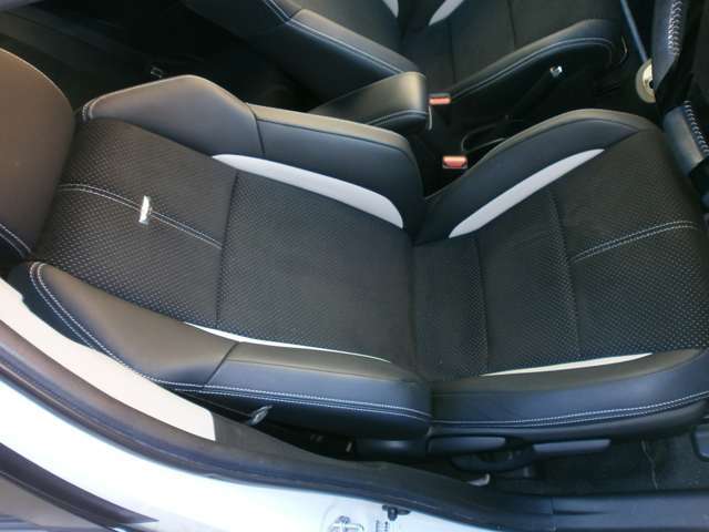 運転席のシートです。きれいな状態に保たれています。
