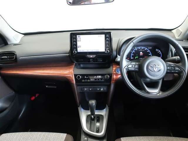 操作性とデザイン性を重視した運転席廻りと各種スイッチやメーター類です！