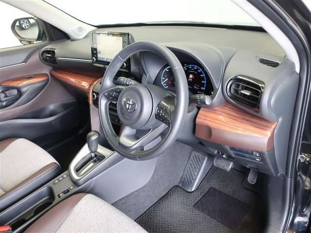運転席は見晴らしが良く、運転しやすいレイアウトになっています。