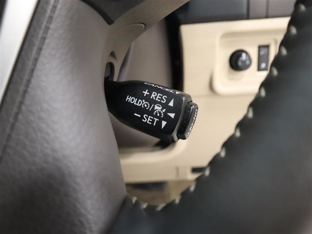 クルーズコントロール：アクセル操作をしなくても車が自動でスピードを保ってくれる機能です。