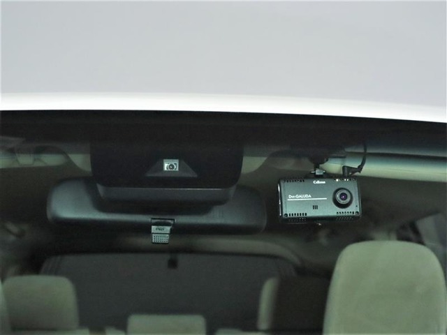 ドライブレコーダー装備：車の走行中の主に外観を中心に記録する撮影機材です！交通事故発生時の責任の所在を明確にしたり、観光等を記録するのにも役立ちます！