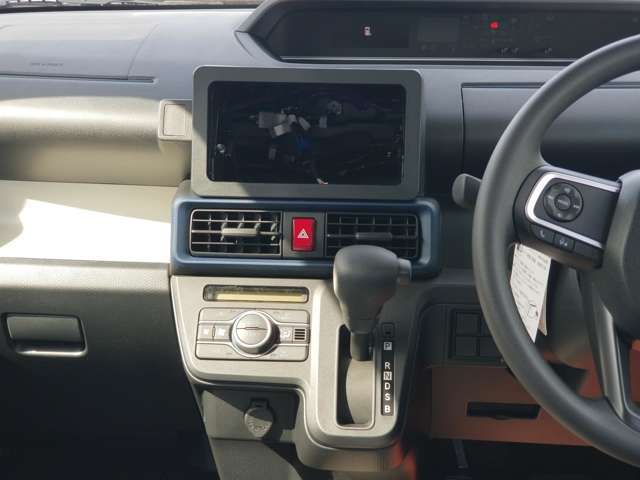 ☆お車についた傷やヘコミ、事故の修理もハヤシにお任せください。自社鈑金工場で修理ができますの安心です☆