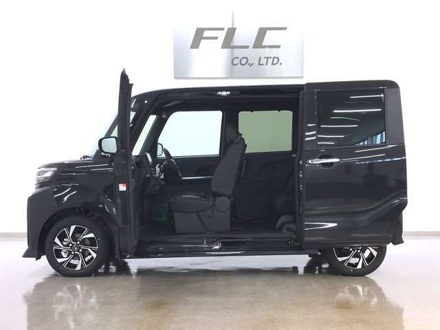当社の届出済未使用車は、店舗に『新車おろしたて』の状態で入荷いたします。新規届出によりナンバーを取得後、店頭で丁寧に展示・保管をしています。遠方のお客様にも、安心してお勧めできるコンディションです。