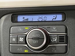 【オートエアコン】一度お好みの温度に設定すれば、車内の温度を検知し風量や温度を自動で調整。暑い…寒い…と何度もスイッチ操作をする必要はありません。快適な車内空間には必須の機能ですね♪
