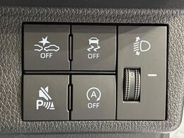 【アイドリングストップ】赤信号や渋滞で停車した際にエンジンを停止し、無駄な燃料の消費を抑えます。燃費向上や環境保護につなげる機能♪エンジンはブレーキを離せば再始動します。