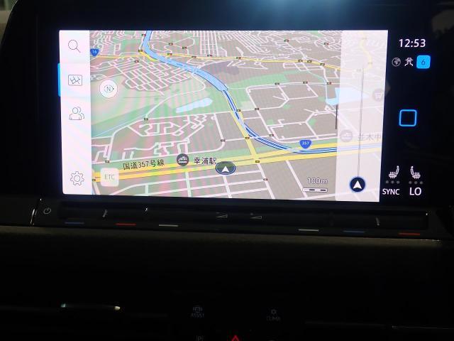 Discover Pro、10インチタッチスクリーンで操作はスマートフォンのように画面上を軽くタッチするだけ、モニターとメーターにおけるナビゲーションマップの同時表示も可能です。