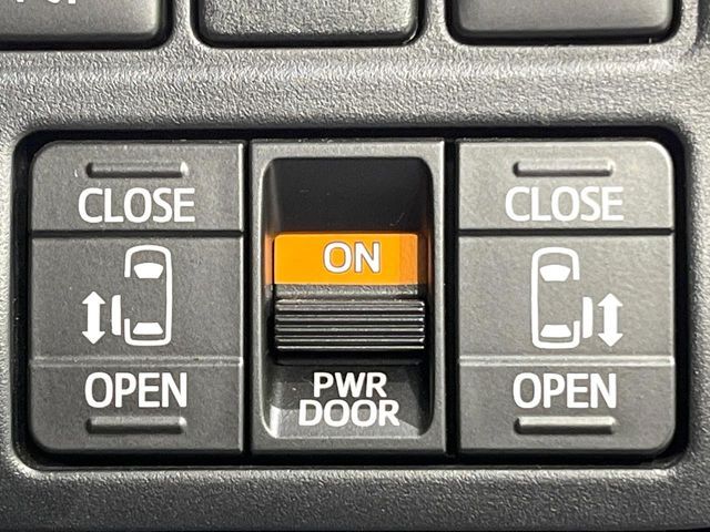 【両側パワースライドドア】スマートキーや運転席のスイッチで後席両側スライドドアの開閉が可能♪電動だから力を入れてドアを開ける必要が無く、小さなお子様でも簡単に開け閉めでき快適です♪