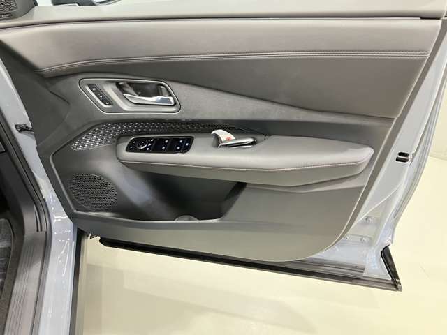 【運転席ドア】ボトルホルダーや収納ポケットが付いているので運転席周りもスッキリ保てます★