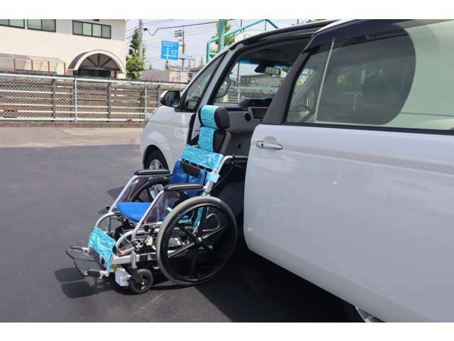 専用車いすが着地した状態です。