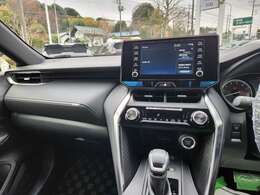 トヨタ純正ディスプレイオーディオを標準装備しております。インパネ中央部の8インチディスプレイに、オーディオ機能とスマートフォン機能が搭載されておりスマホの音楽をそのままお楽しみいただけます。