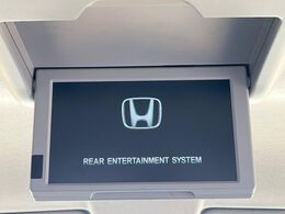 【フリップダウンモニター】大画面モニターで後席でもエンタメをお楽しみいただけます。小さなお子様にも大人気の装備です♪