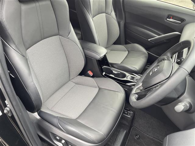 こちらは運転席のシートです。納車前には自社でしっかりクリーニングを行います。また、『AD除菌やシート撥水コーティング（別途料金）』などの、クリーニングメニューもご用意しております。