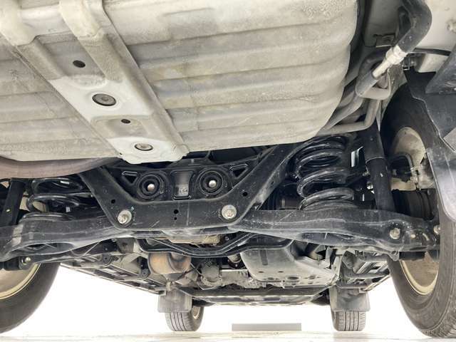 中古車だと気になる足廻り＆下廻り・・・ご覧の通り状態良好◎沿岸部や降雪地にお住まいのお客様もご安心ください♪