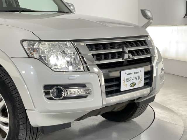 当店では仕入れた車両を撮影スタジオ完備の商品管理センターにて室内クリーニングや外装の磨き施工等、徹底した商品車仕上げを行っております。