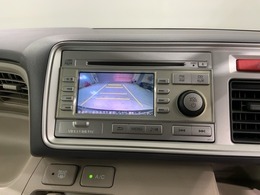 リバースギアに入れるだけで後方の表示へ切り替わります。夜間や雨の日の駐車も楽になりますよ。