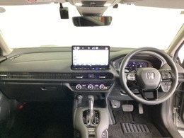 車内は光触媒抗菌消臭施工済です。スタイリッシュなデザインでスポーティなインパネ周りを演出します。グローブボックスやカップホルダーのほかにトレーなどたくさんの収納スペースが付いています。