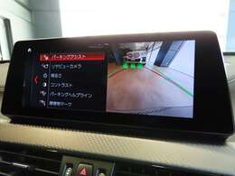 リアビューカメラ。ガイドラインとパークディスタンスコントロールで安全に車庫入れ可能。
