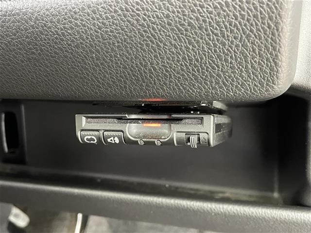 【ETC】有料道路を利用する際に料金所で停止することなく通過できる、ETC車載器（ノンストップ自動料金収受システム機器）が装備されています。セットアップを行うことで利用可能になります。