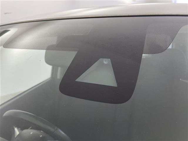 【エマージェンシーブレーキ】前方の車両や歩行者を検知し、衝突による事故回避をサポートします！機能には限界があるためご注意ください。