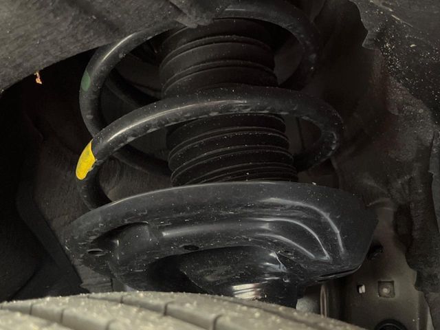 お車を安心してお乗りいただく為には、足回りの定期点検が欠かせません。サービスサポート（有償保証）では無料点検もご提供しており、安心のカーライフをお過ごしいただけるサポート体制が整っています。