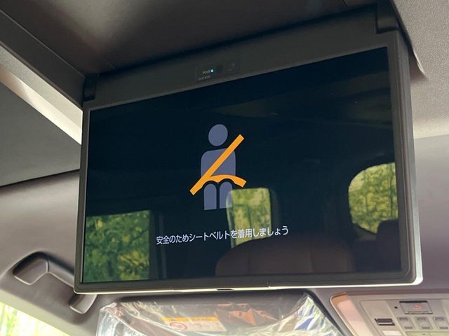 【13.2型有機ELフリップダウン】三列目からでも迫力のエンタメが観れる大画面フリップダウン。有機ELのモニターでは、一般的なフリップダウンよりも高コントラストでキレイな映像を楽しめます。