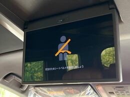 【13.2型有機ELフリップダウン】三列目からでも迫力のエンタメが観れる大画面フリップダウン。有機ELのモニターでは、一般的なフリップダウンよりも高コントラストでキレイな映像を楽しめます。