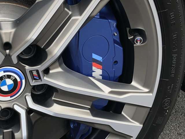 Mスポーツ・ブレーキ！ Mのロゴがあしらわれたブルー色のMスポーツ・ブレーキはダイナミックなパフォーマンスに相応しい、優れた制動力を発揮します。