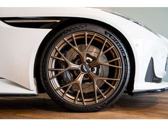 DB12からミシュランの専用タイヤを履き、乗り心地の変化にも注目でございます。