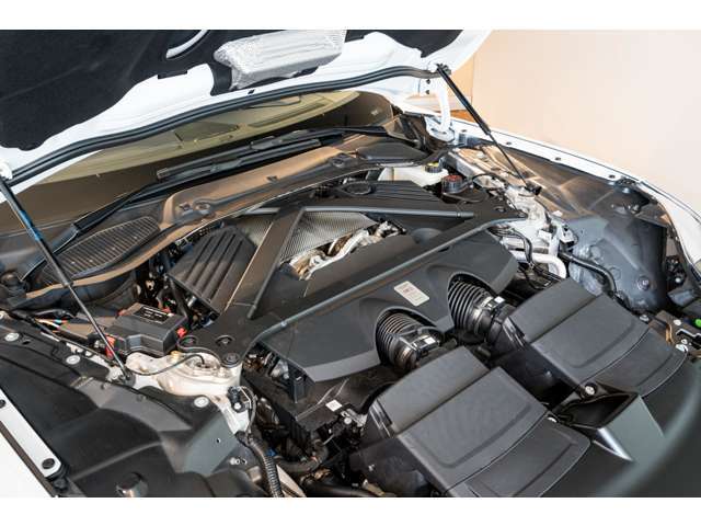 4.0L V8気筒ツインターボ、680PS、800Nmのエンジンを搭載エキサイティングなエキゾーストサウンドと洗練された足回りを高次元でバランスさせた走りを存分にお楽しみ下さい。