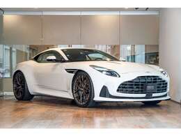 DB12のフロントグリルは、先代より大型化し、アグレッシブな印象を受けます。