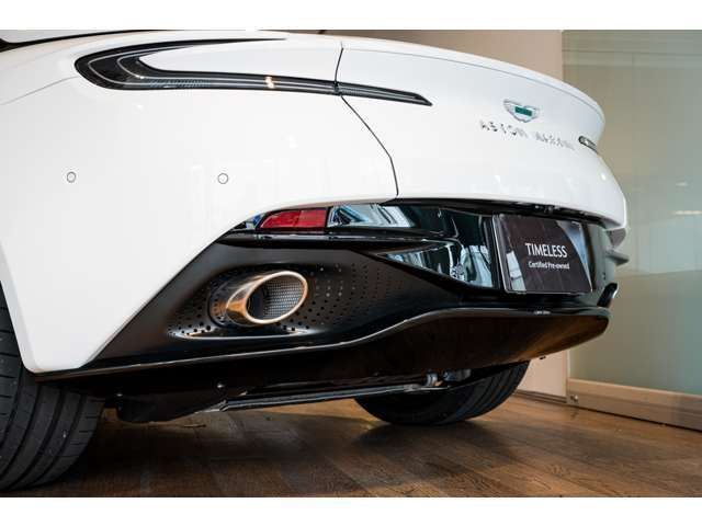 出力4.0リッターのV8ツインターボエンジンが脈動し、アストンマーティンの五感を揺さぶるエギゾーストサウンドをお楽しみください。