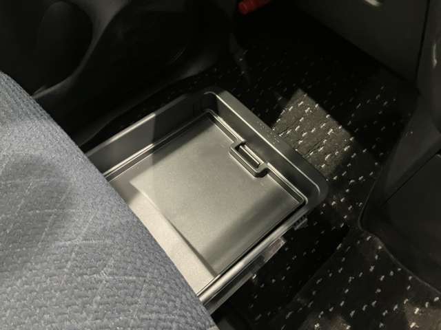助手席下にも収納スペースあります☆コンパクトなのにたくさん収納があって助かります☆車検証を入れてる方も多い収納スペースです☆
