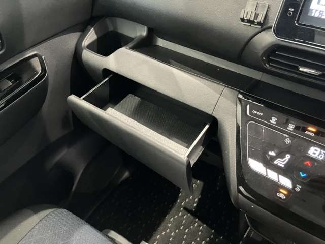 収納スペースもたくさん有ります☆車検証や小物類などすっきり収納♪