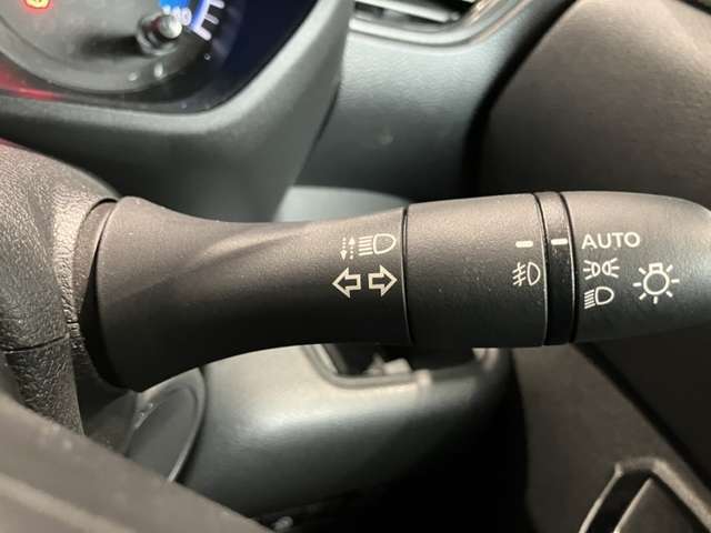 車外の明るさに応じでライトを点灯、消灯してくれるオートライト機能です☆お天気の良い昼間のトンネル走行などオートにしてると便利で安心です☆エンジン停止時にライトの消し忘れも無くなります☆