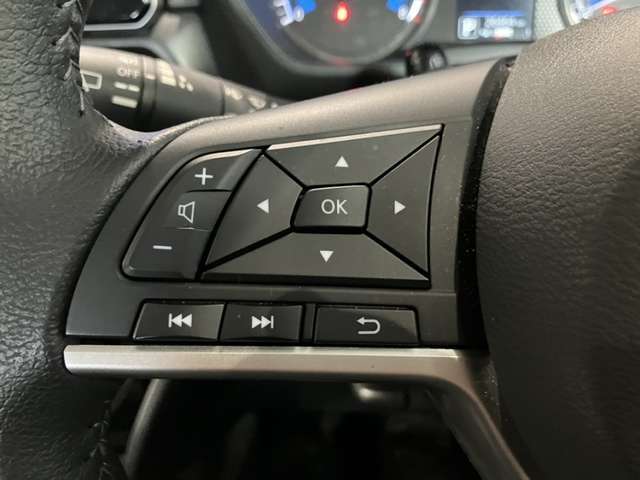 ステアリングスイッチ搭載！ハンドルひとつで手を離さなくても運転中視線をそらさなくても操作が出来て便利です♪