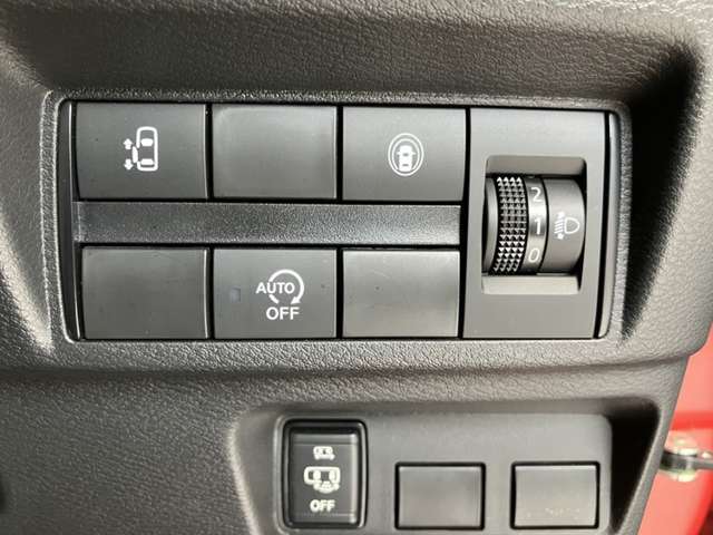 助手席側オートスライドドアです♪運転席のボタンやキーのボタンでも開閉できます！手荷物がいっぱいの時でも簡単にドアの開け閉めができるのでとっても便利です♪