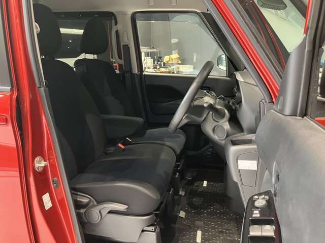 運転席まわりです。運転席からの視界が左右に広く隅々まではっきりと見渡せます！クルマの前端も把握しやすく安心して運転できます！