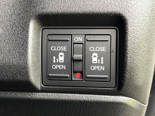 【両側パワースライドドア】スマートキーや運転席のスイッチで後席両側スライドドアの開閉が可能♪電動だから力を入れてドアを開ける必要が無く、小さなお子様でも簡単に開け閉めでき快適です♪