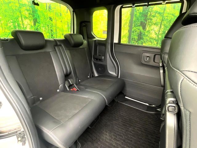 広々とした2列目シートは居住性が高く、居心地も快適！友達や家族とのお出かけにぴったりです。ベビーシートやチャイルドシート使用時も快適にお過ごしいただける十分な空間を確保しています。